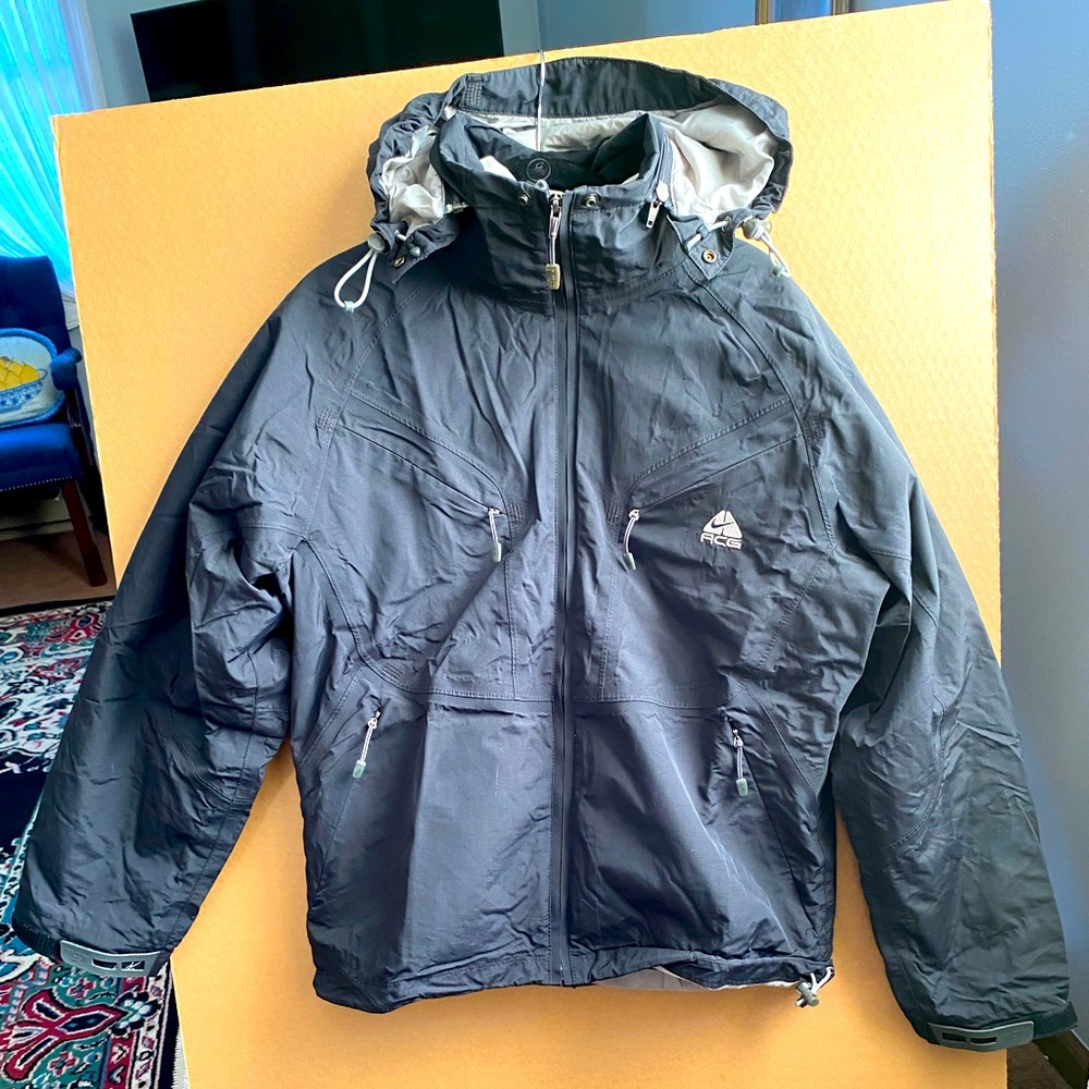Men’s Small Nike ACG jacketMedium Columbia jacket Small UNI QLO Tan/brownjacket